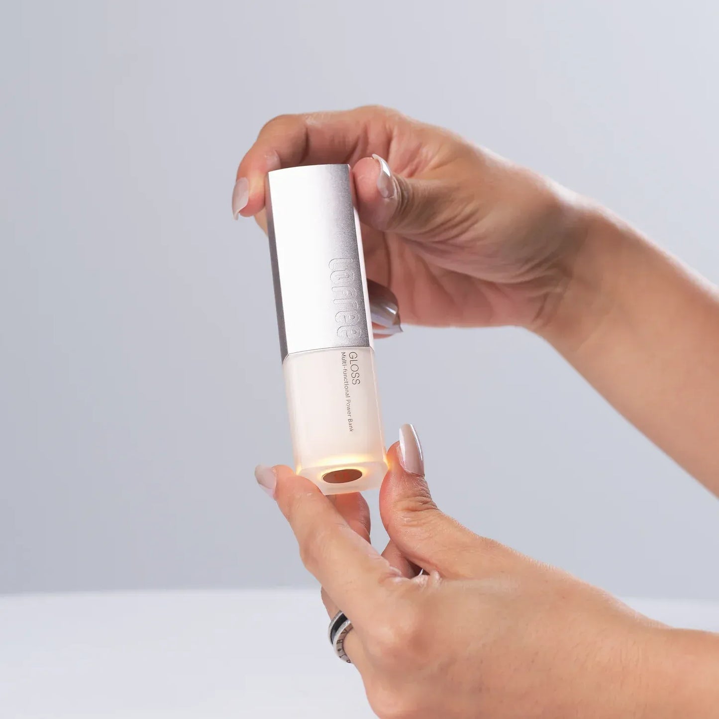 Lofree Gloss 軽量コンパクト モバイルバッテリー 使用イメージ
